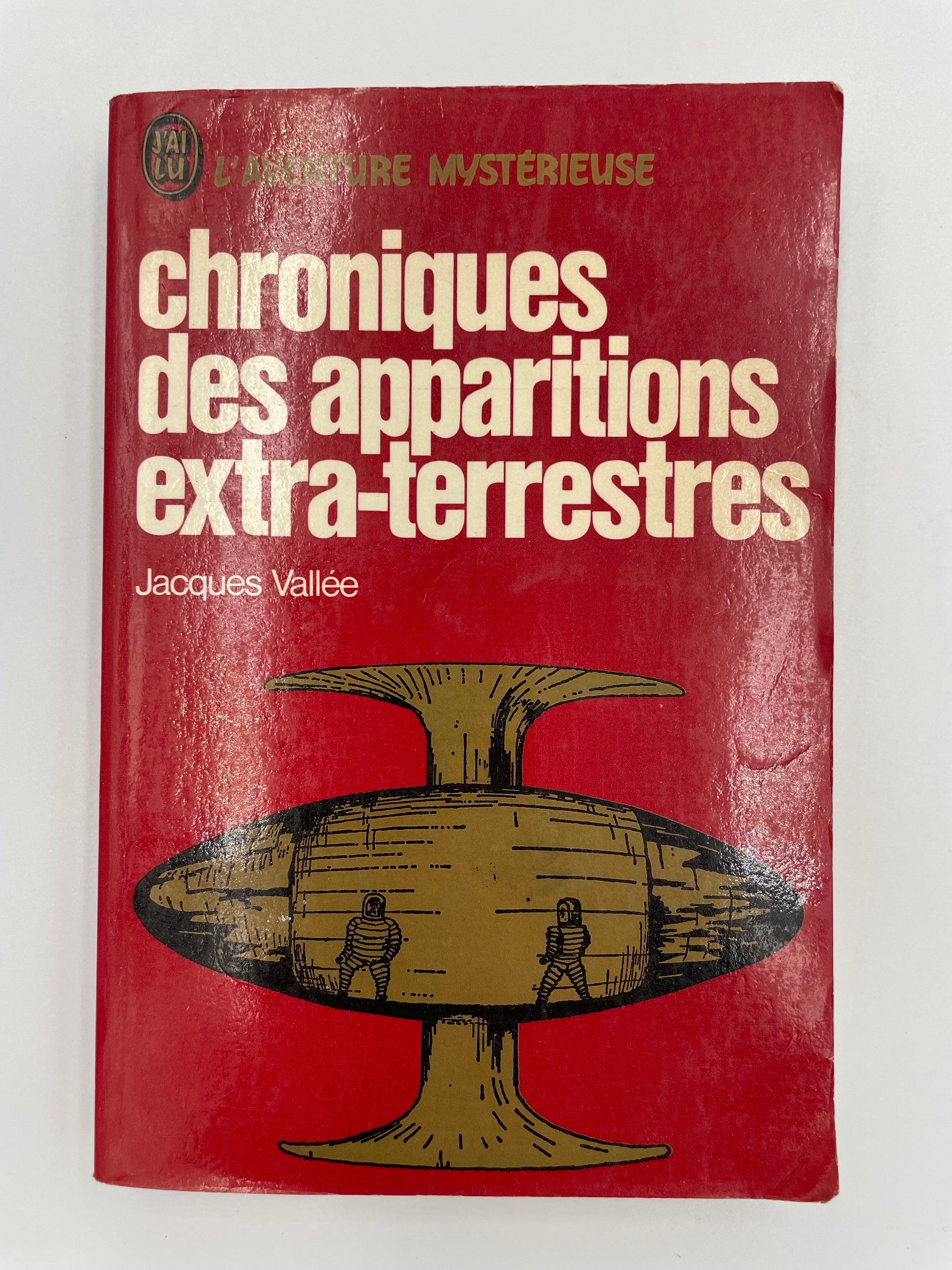 Book cover of 'Chroniques des apparitions extra-terrestres' by Jacques Vallée with a red background and UFO illustration.