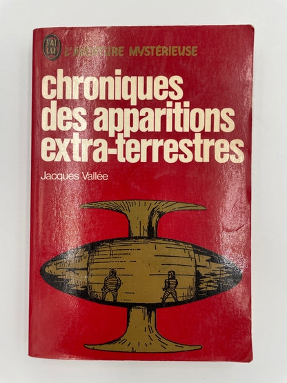 Book cover of 'Chroniques des apparitions extra-terrestres' by Jacques Vallée with a red background and UFO illustration.