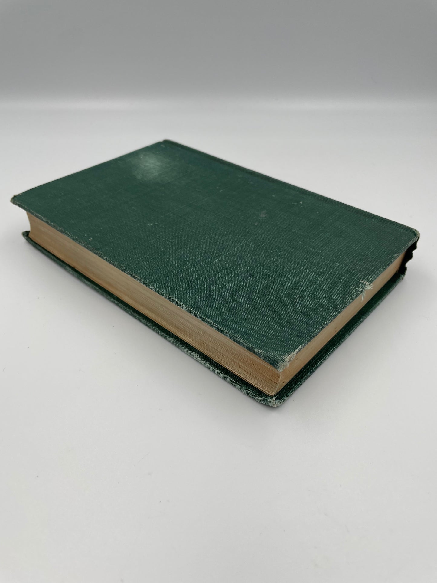 Green book of ‘Makers of History: Pyrrhus’ by Jacob Abbott on a white background.