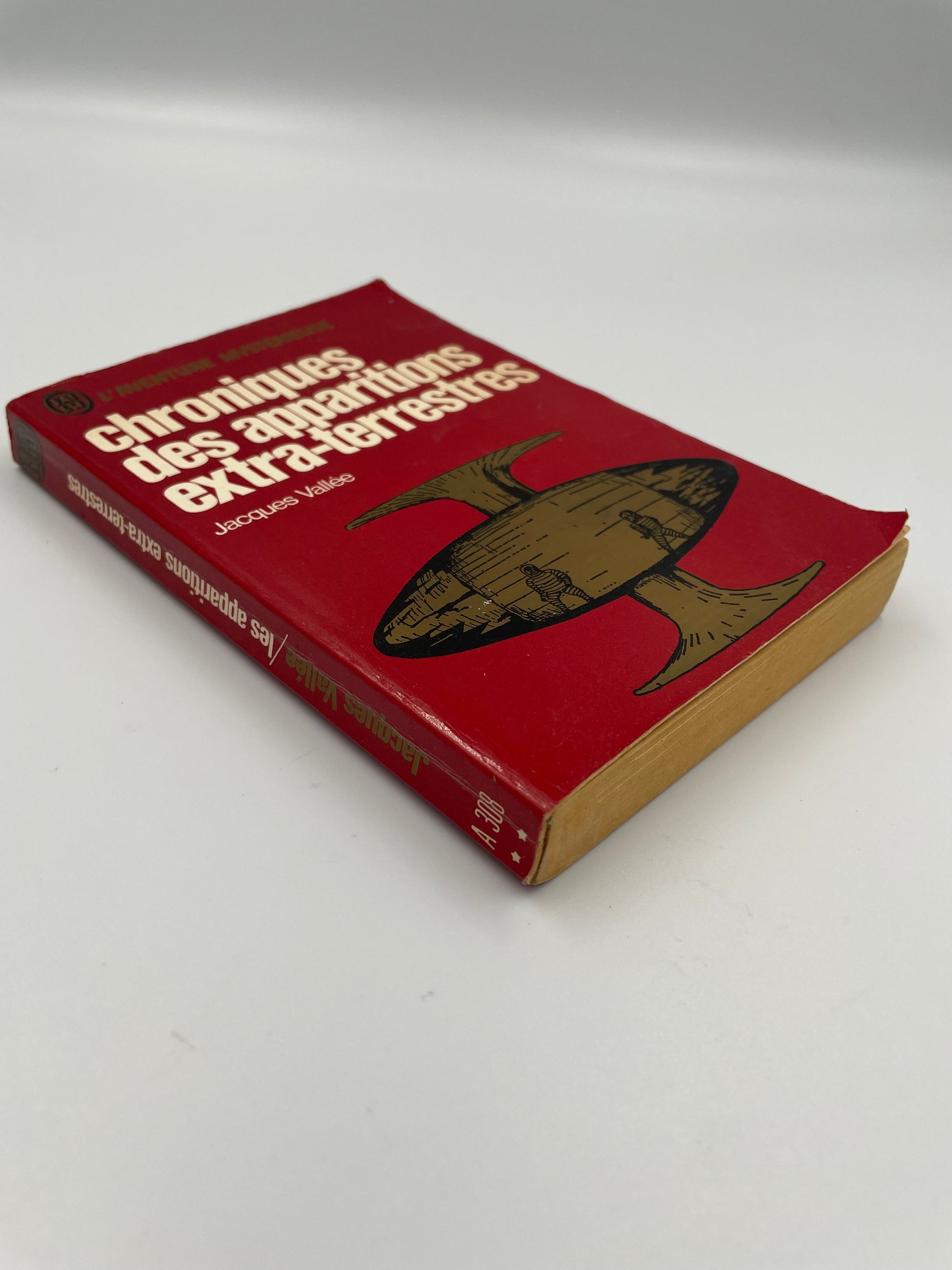 Spine and cover book view of ‘Chroniques des apparitions extra-terrestres’ by Jacques Vallée.