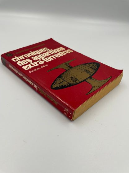Spine and cover book view of ‘Chroniques des apparitions extra-terrestres’ by Jacques Vallée.