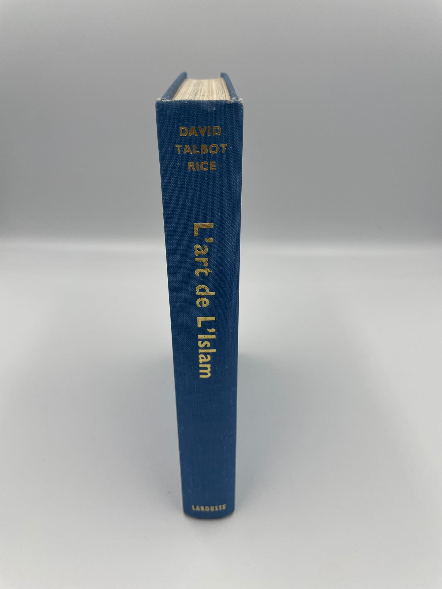 Blue book titled 'L'art de L'Islam' on a gray background