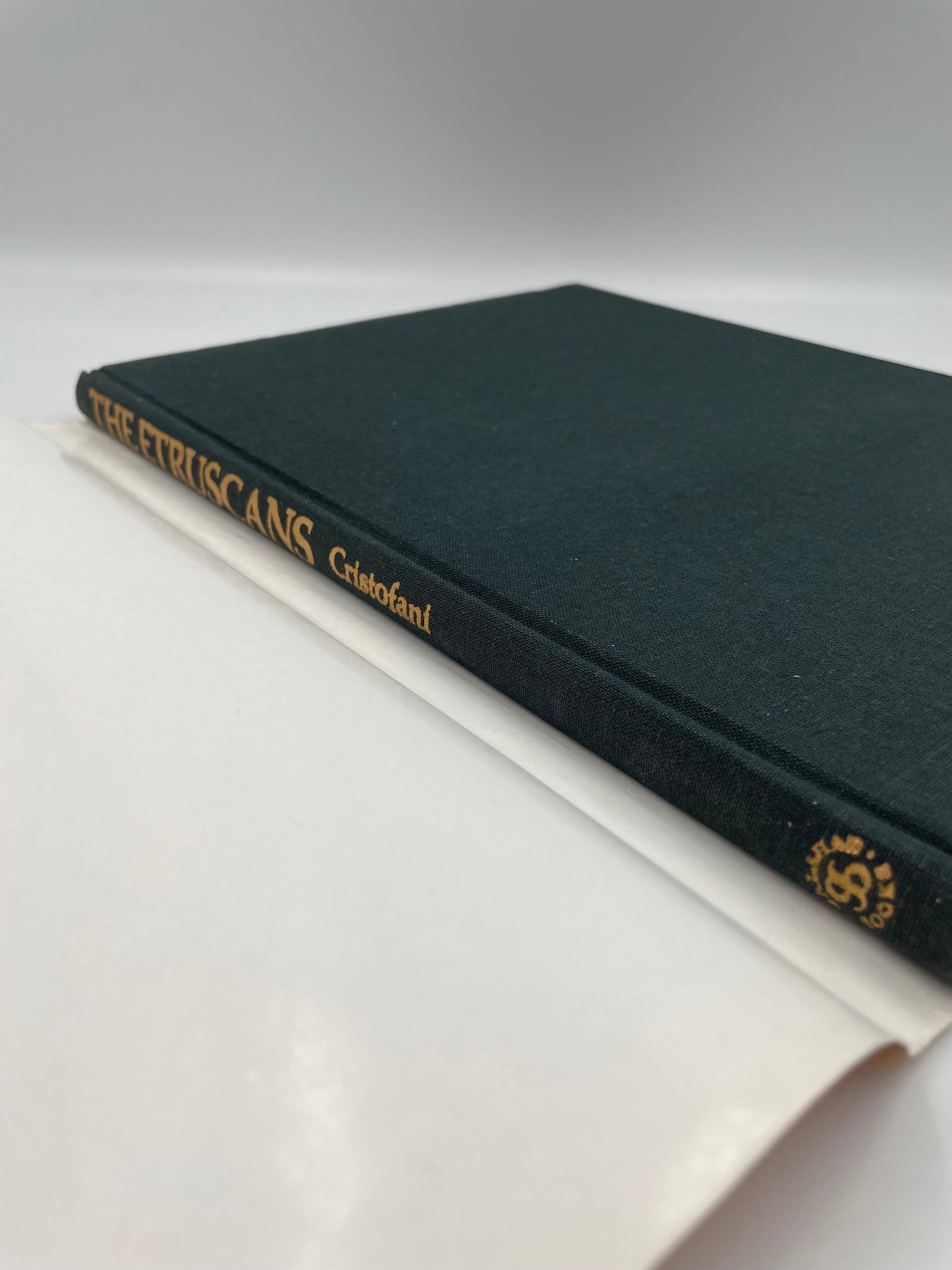 Book cover without use jacket of 'The Etruscans' by Mauro Cristofani.