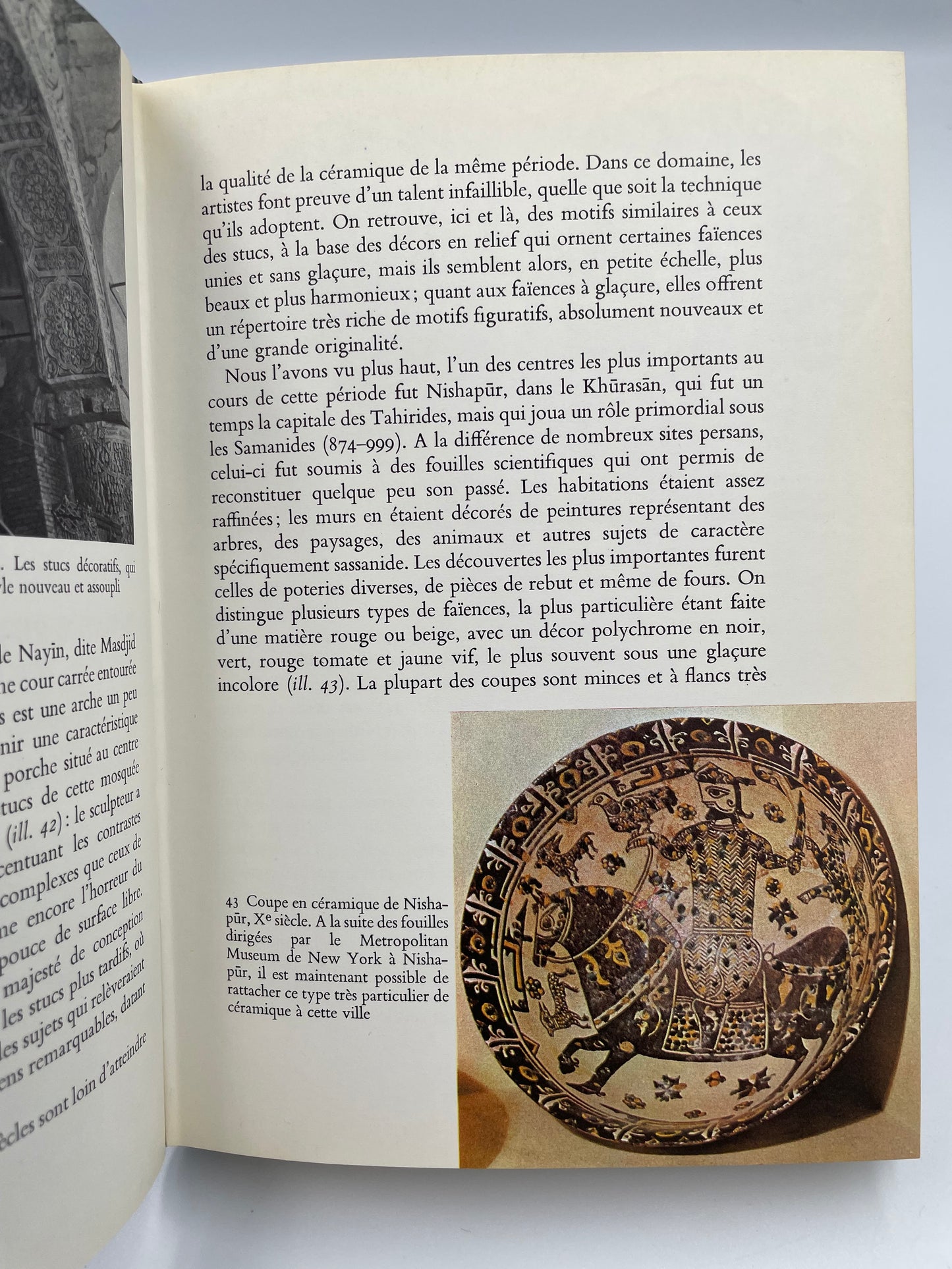 Open book with a decorative sphere illustration on a white background from ‘l’Art de l’Islam’.