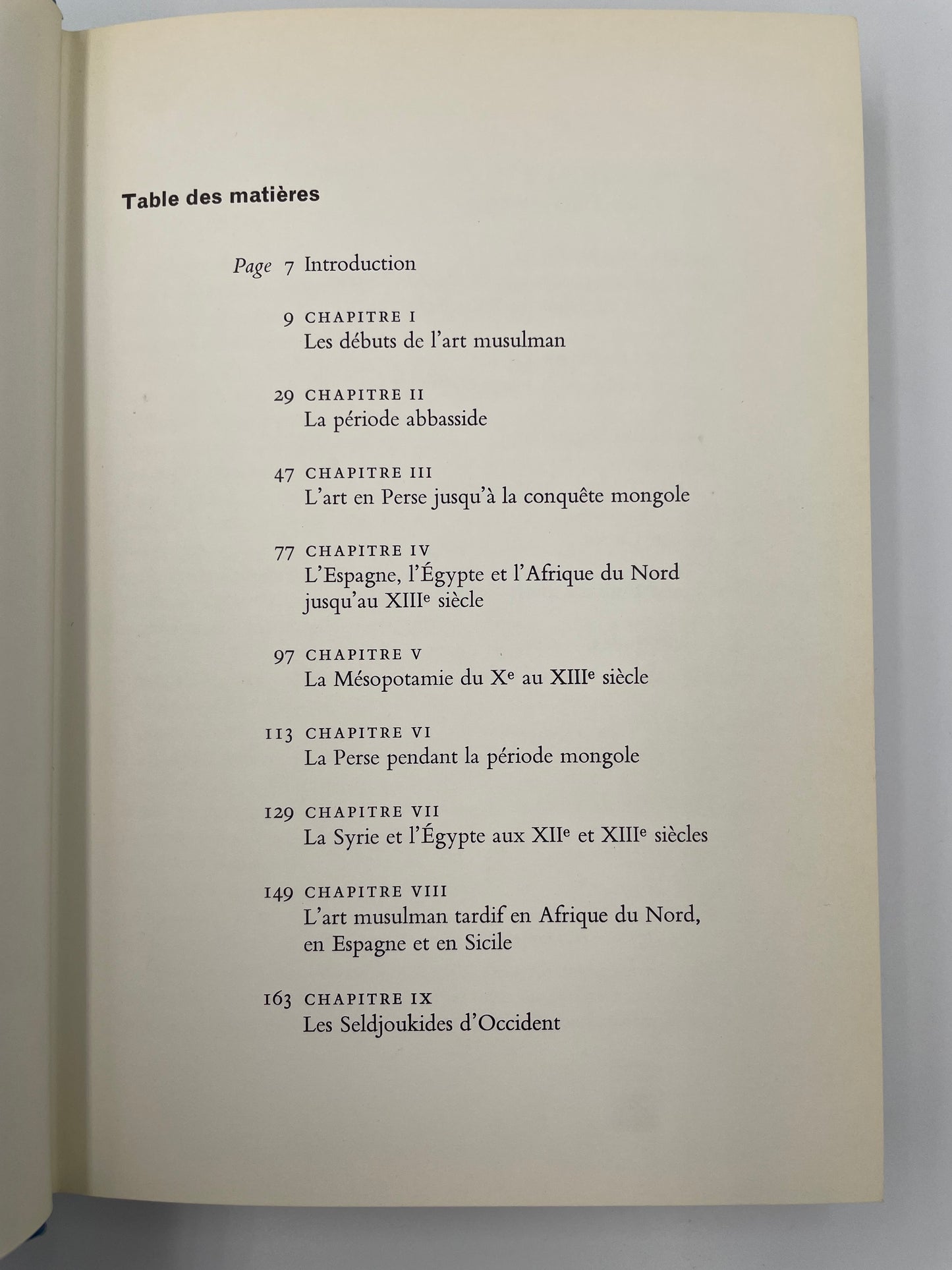 Open book with a table of contents on a gray background in French 